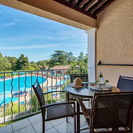 Apart Otel Pierre & Les Parcs De 3*