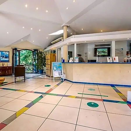 Pierre & Les Parcs De Aparthotel 3*